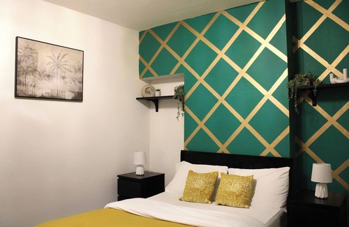Openshaw House | Stylish Stay Near Etihad Stadium /TV Included /Great For Groups