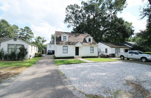 Highlands - Perkins House | Stylish Studio Apartment B! Walk to Lakes & LSU campus! Full Kitchen