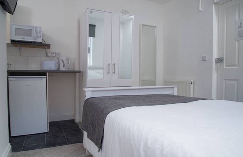 Copers Cope Hotel | Stylish Studio Apartment Beckenham 1