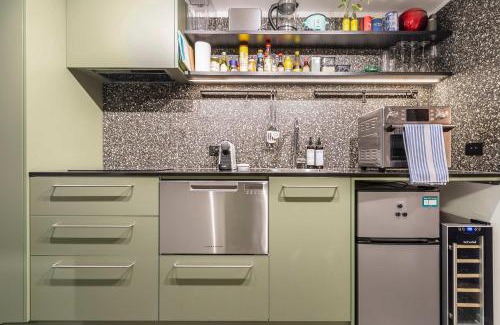 Carlton South Apartment | Stylish studio apartment opposite Carlton Gardens
