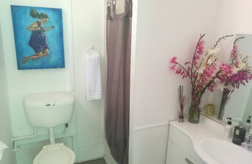 Onetangi Apartment | Stylish Studio By the Beach!