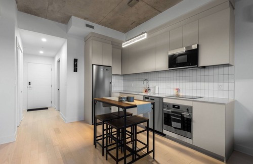 Griffintown Apartment | Stylish Studio on the 24th Floor in Griffintown City 5 mins from downtown