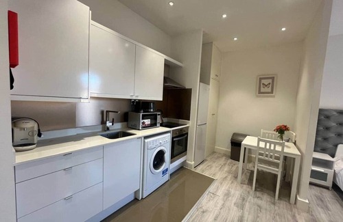 Westbourne Apartment | Stylish Studio w/Lift Prime Maida Vale Location