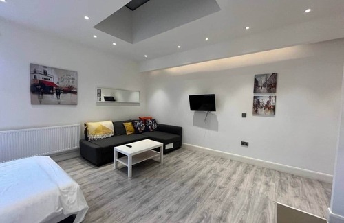 Westbourne Apartment | Stylish Studio w/Lift Prime Maida Vale Location