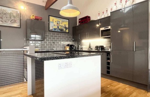 Chysauster House | Stylish~Tasteful~2Bed~2Bath~Central~Townhouse