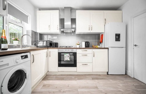 Birmingham House | Stylish Three Bed House - Parking - Garden