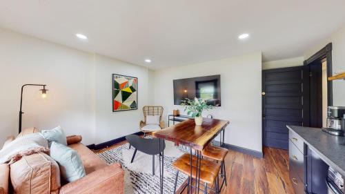 Old Louisville Apartment | Stylish Top Floor 2 kings full bathroom with tub