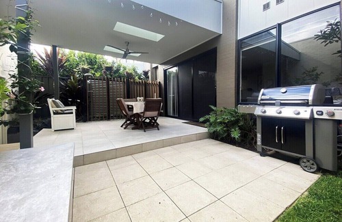 Shell Cove House | Stylish Townhome - 3 min walk to Marina