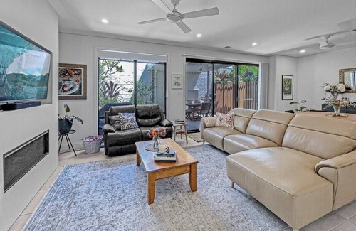 Shell Cove House | Stylish Townhome - 3 min walk to Marina