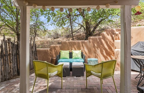Northeast Santa Fe House | Stylish Townhome in the Heart of SF -Walk to Galleries & Plaza - Pool/Hot Tub