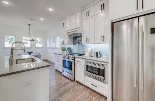 Central Arlington House | Stylish townhome near AT&T Stadium, Globe Life, Six Flags & More