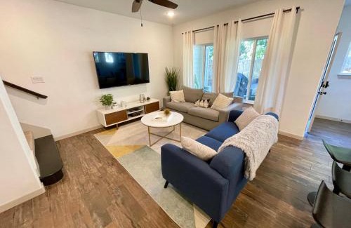 Central Arlington House | Stylish townhome near AT&T Stadium, Globe Life, Six Flags & More