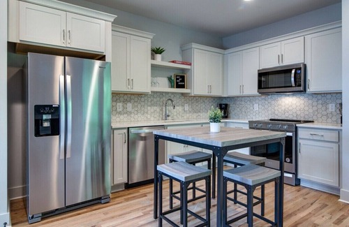 Greenwood House | Stylish Townhouse For 6 <10 Min From Broadway