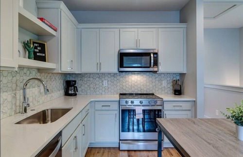 Greenwood House | Stylish Townhouse For 6 <10 Min From Broadway