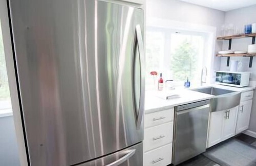Harpswell Apartment | Stylish Treetop Loft with Balcony and Ocean Views