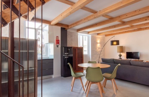 Paranhos House | Stylish Triplex Home by LovelyStay