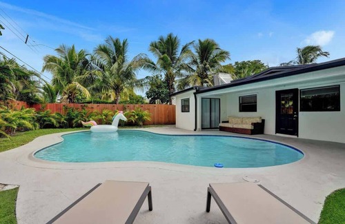 Driftwood Villa | Stylish Tropical Villa with Pool Trampoline