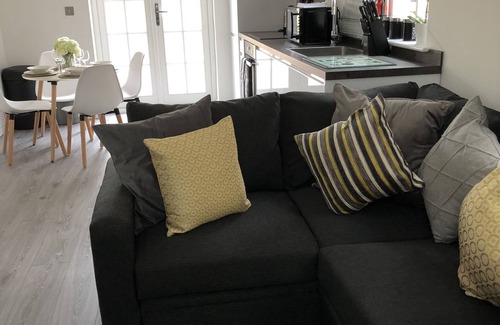 St Albans Apartment | Stylish Two bedroom in the heart of Historic St Albans - Free onsite parking!