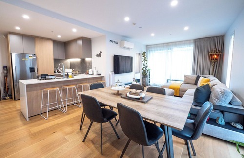 Newton Apartment | Stylish Urban Retreat in the Heart of Grafton