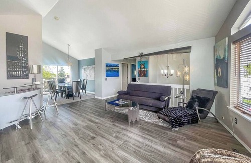 Abbott Loop House | Stylish Urban Retreat with Deck