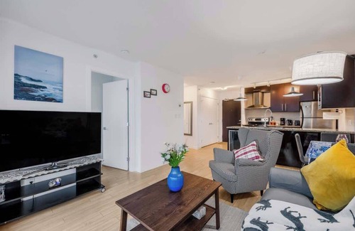 Crosstown Condo | Stylish Vancouver Condo with City Views