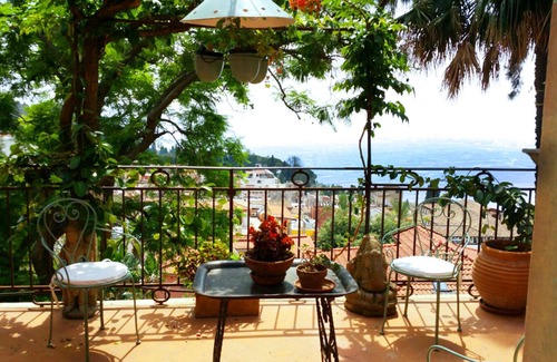 Taormina Villa | Stylish villa garden town centre Taormina view theatre sea solarium terraces