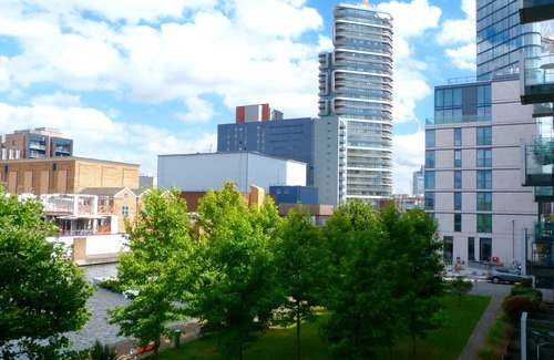 Angel Apartment | Stylish waterside apartment, near The Angel, a historic part of central London