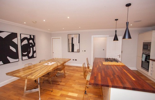 Kelvinbridge Condo | Stylish West End Flat in Glasgow