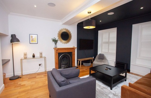 Kelvinbridge Condo | Stylish West End Flat in Glasgow