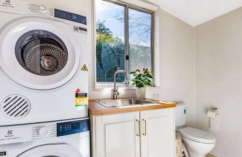 Bundanoon Cottage | Stylishly charming 2 bedroom country retreat - 300m from village