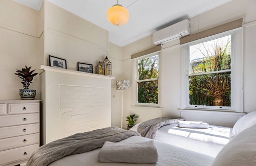 Bundanoon Cottage | Stylishly charming 2 bedroom country retreat - 300m from village