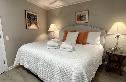 Hilton Head Island Apartment | Subtropical Stunner-King bed & bikes! Central Air!