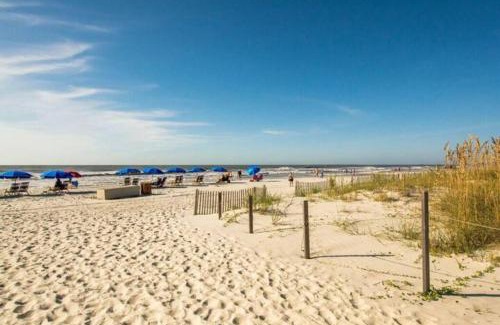 Hilton Head Island Apartment | Subtropical Stunner-King bed & bikes! Central Air!