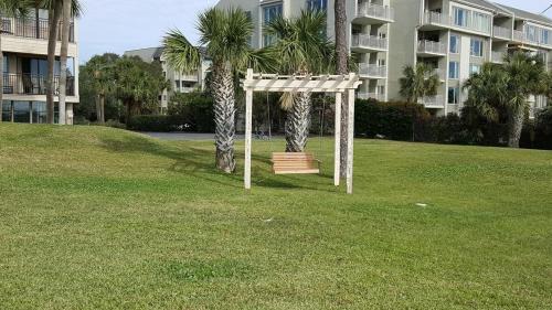 Hilton Head Island Apartment | Subtropical Stunner-King bed & bikes! Central Air!