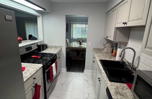 Southfield Condo | Suburban Retreat: 15 Mins to Downtown Detroit