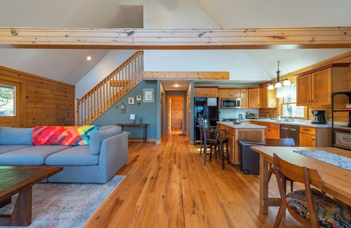 Old Fort Cabin | Such Great Heights | Pet Friendly, Hot Tub & Mountain View!