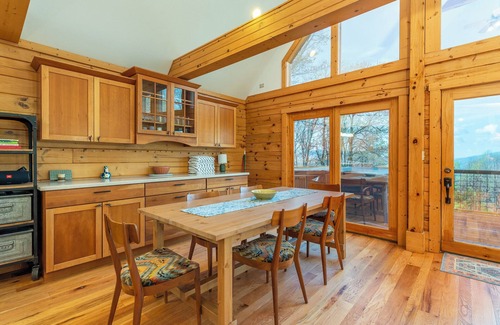 Old Fort Cabin | Such Great Heights | Pet Friendly, Hot Tub & Mountain View!