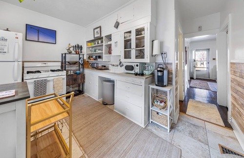 Sugar House Apartment | Sugar House Urban Escape: Cozy 3BR Near Mountains w/Wi-Fi & Ample Street Parking