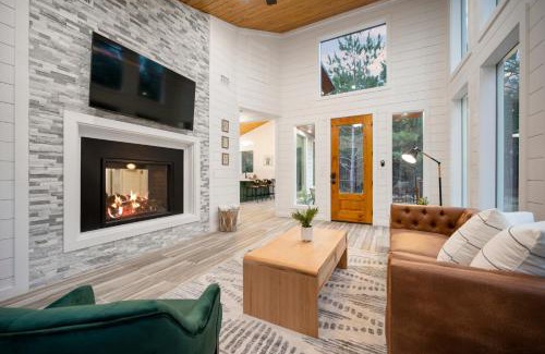Broken Bow House | Sugar in the Pines - Luxury Honeymoon Cabin