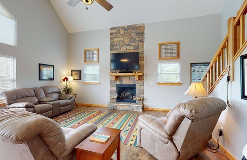 Diamond City Cabin | Sugarloaf View - Large Family Lake Cabin - Sleeps 12 - Short Walk To Lake