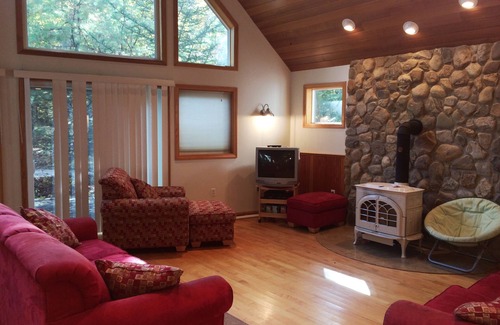 Moultonborough House | Suissevale Beach Access Home is close to States Landing Beach