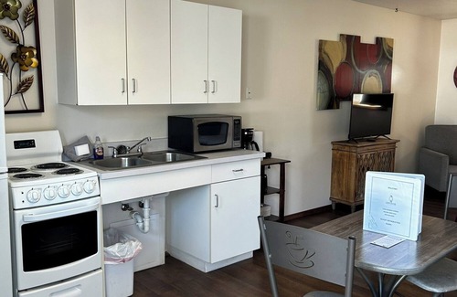Helena Apartment | Suite 33 - Queen Suite W/Walk-In Shower