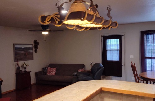Valier House | Suite Country Downtown #2 Cozy and Relaxing just minutes from Lake Frances