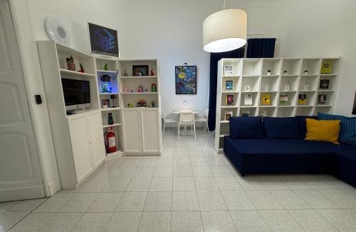 Frattamaggiore Apartment | suite cubè al centro storico vicino la scuola Vespucci con parcheggio su richiesta