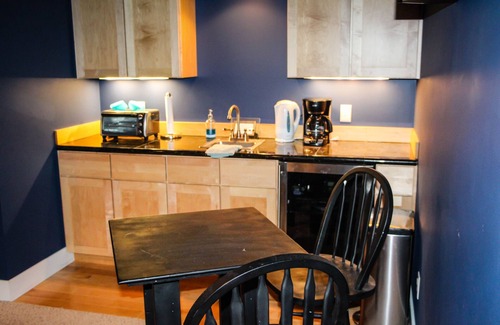 Suttons Bay House | Suite Dreams of Suttons Bay, Beach Access & Hot Tub!