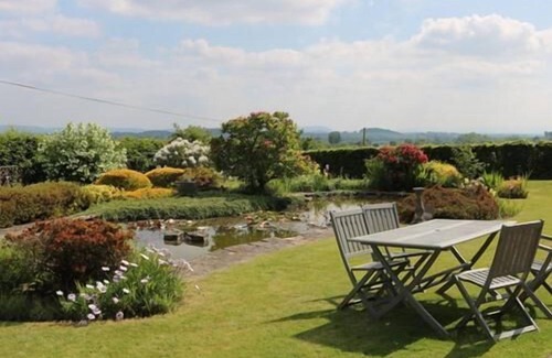 Mortimers Cross Bed & Breakfast | Suite Ensuite with Shower at Mortimer Trail B & B