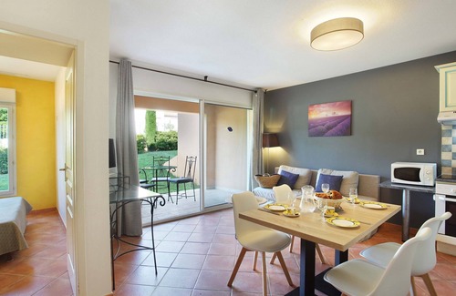 Greoux-les-Bains Condo | Suite Equipée | Accès 3 Piscines + Bain à Remous!