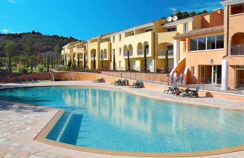 Greoux-les-Bains Condo | Suite Equipée | Accès 3 Piscines + Bain à Remous!