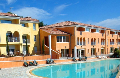 Greoux-les-Bains Condo | Suite Equipée ! Accès Bain à Remous et 3 Piscines