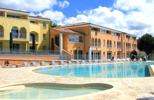 Greoux-les-Bains Condo | Suite Equipée | Accès 3 Piscines + Bain à Remous!